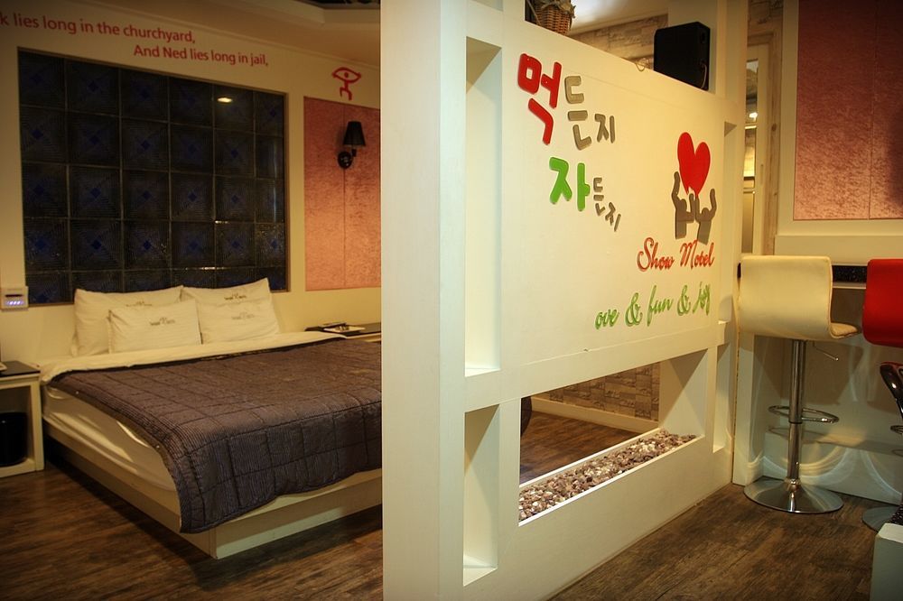 Show Hotel Busan Exteriör bild